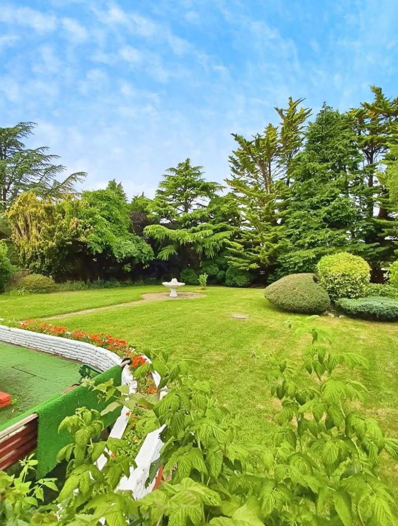 Lot: 90 - FOUR-BEDROOM DETACHED HOUSE - Garden